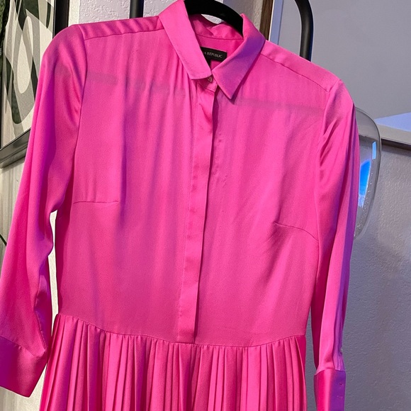 Super cute hot pink dress with pleated skirt. Knee length. - Picture 4 of 4
